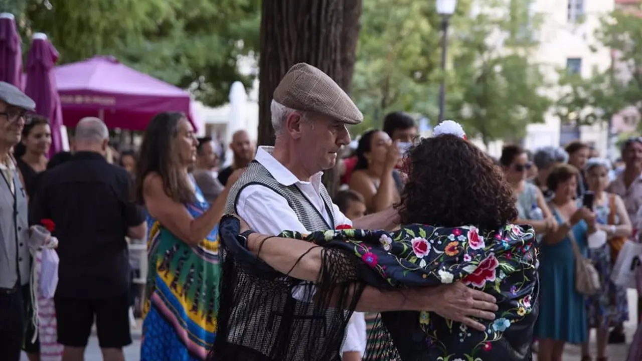 Dos personas bailando chotis.