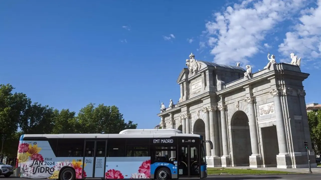 Autob&uacute;s de la EMT circulando alrededor de la Puerta de Alcal&aacute; de Madrid