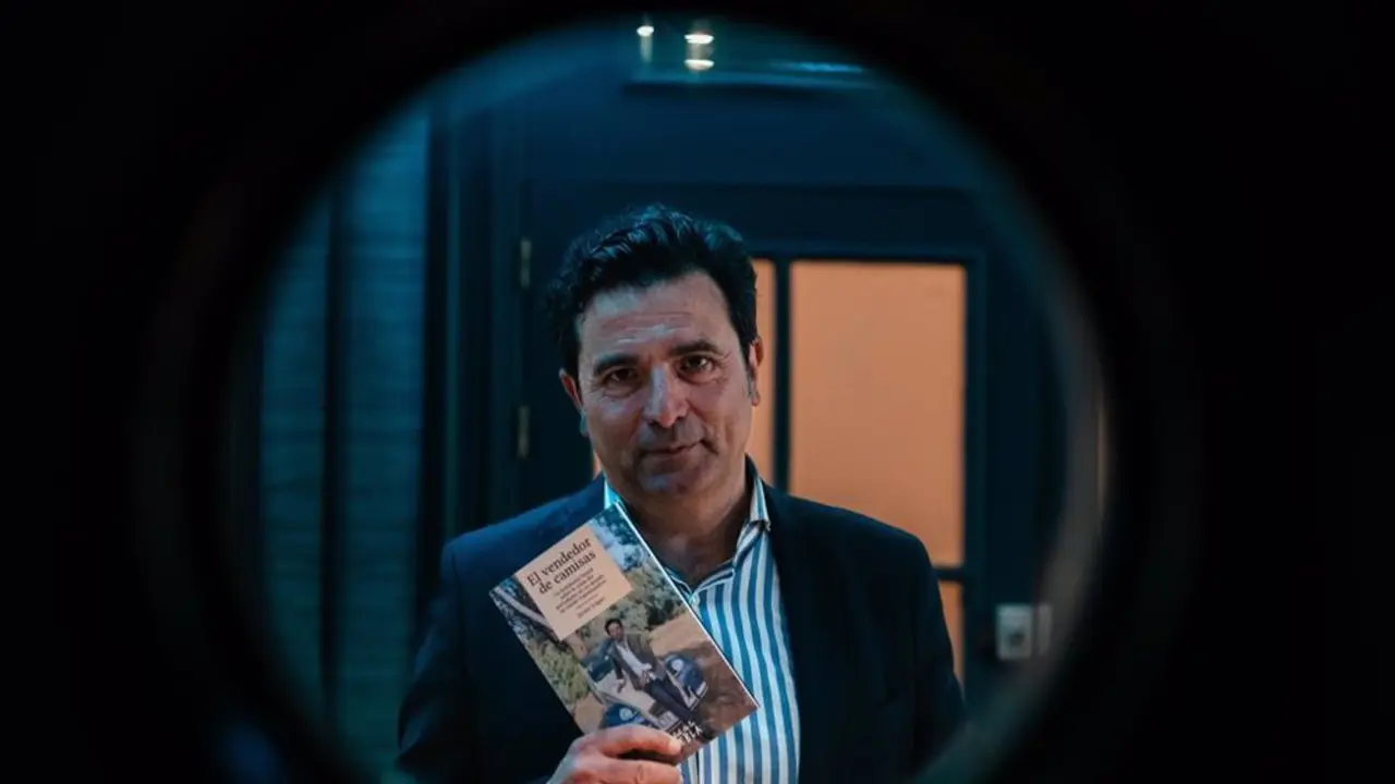Javier L&oacute;pez sosteniendo su libro "El vendedor de camisas"