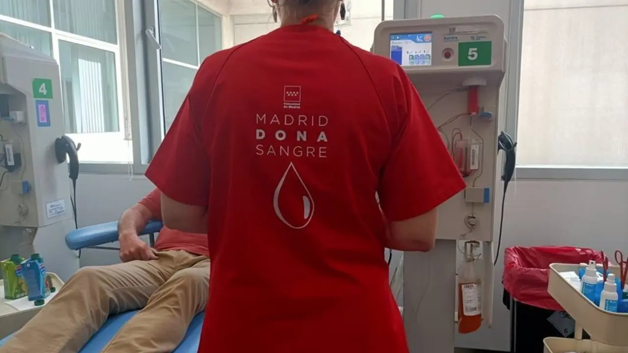 Persona donando sangre