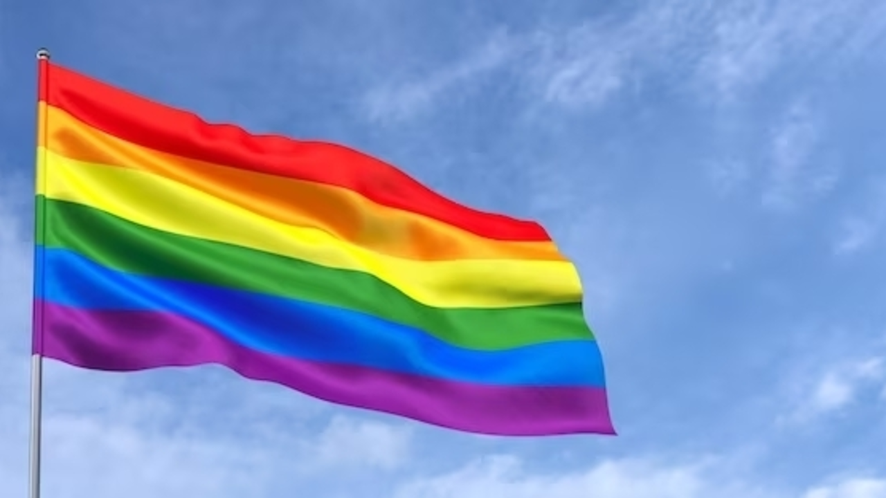 Bandera LGTB onde&aacute;ndose al viento