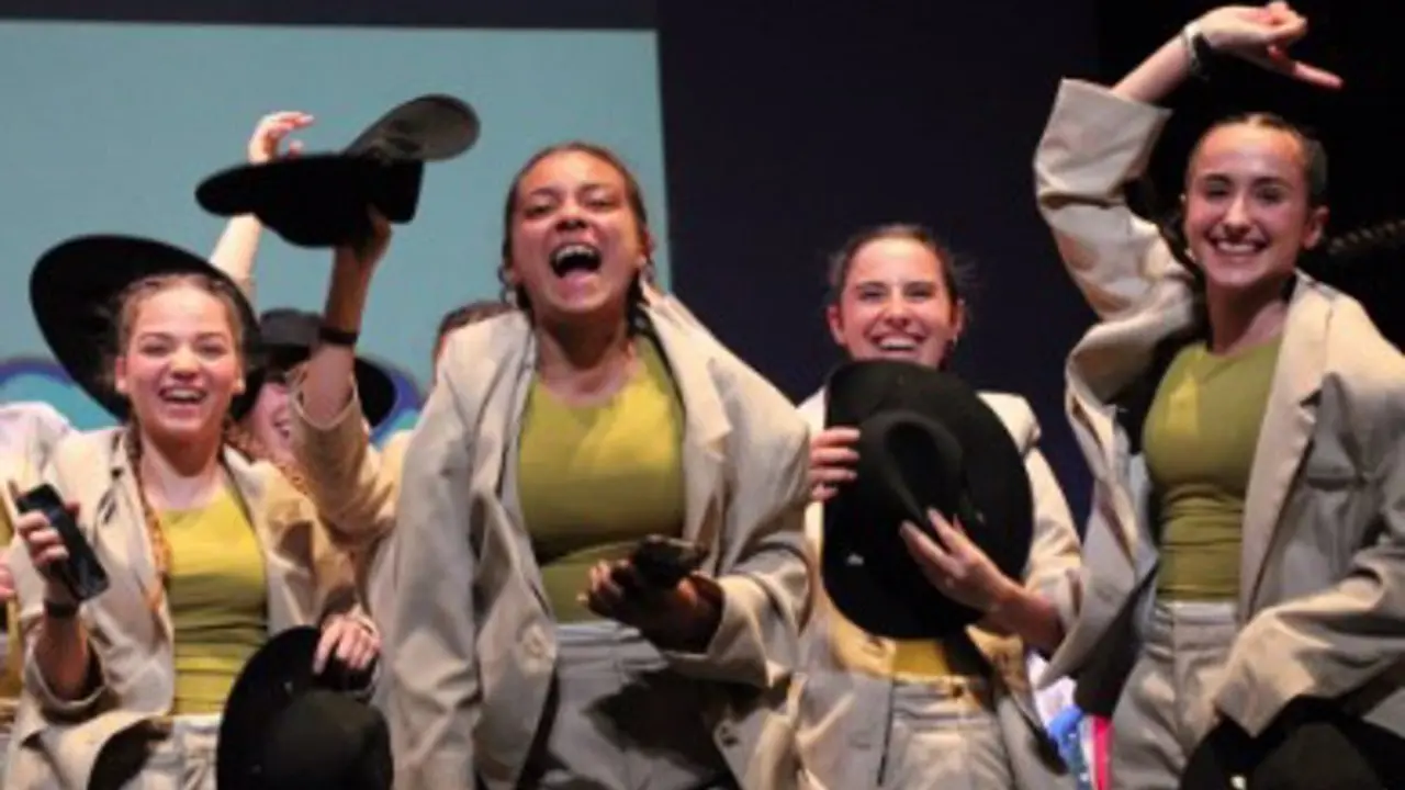 Ni&ntilde;as sobre un escenario de baile