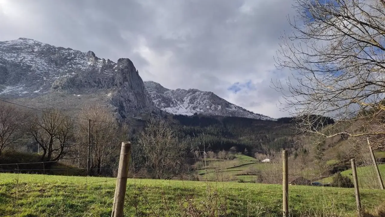 Cielo cubierto de nubes en el campo.