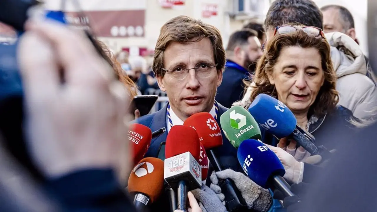 Almeida declarando ante los medios