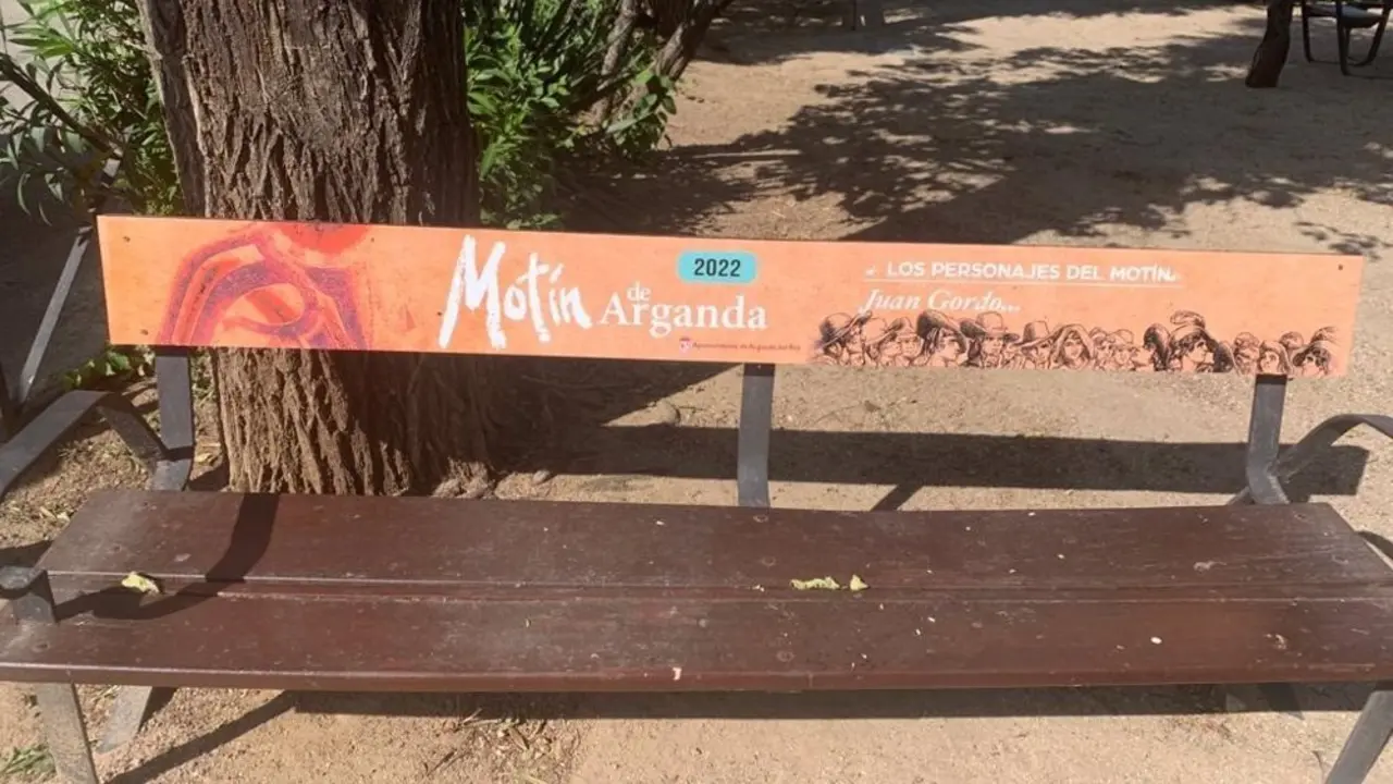 Banco en el que aparece escrito "Mot&iacute;n de Arganda"