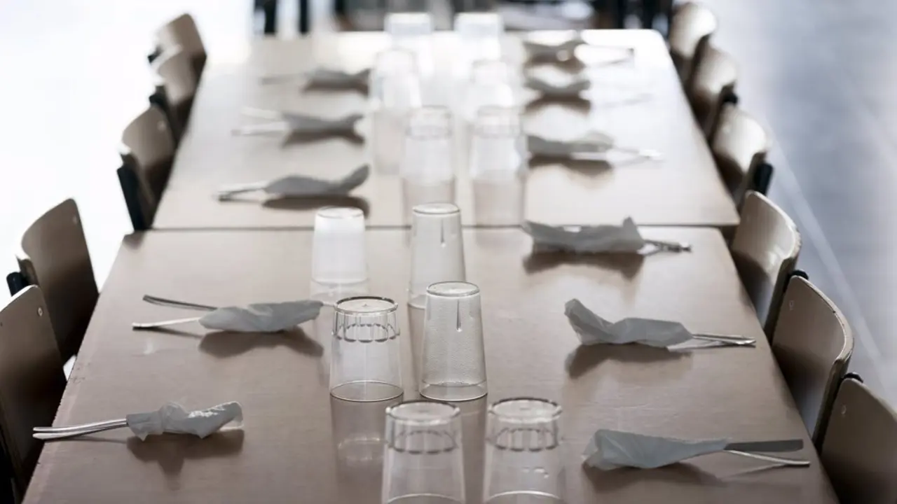 Mesa de comedor con vasos y cubiertos