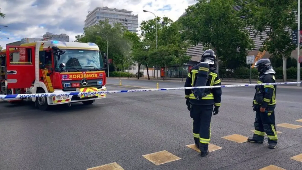 Bomberos acordonando el Paseo de la Castellana de Madrid
