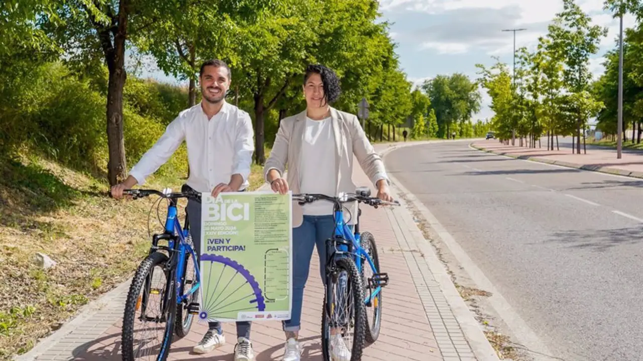 Dos personas montadno en bicicleta