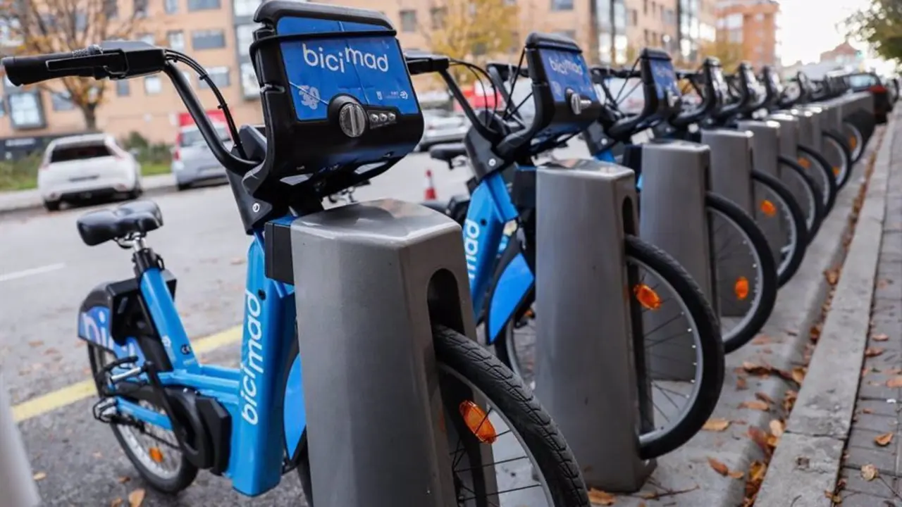 Bicicletas de Bicimad estacionadas
