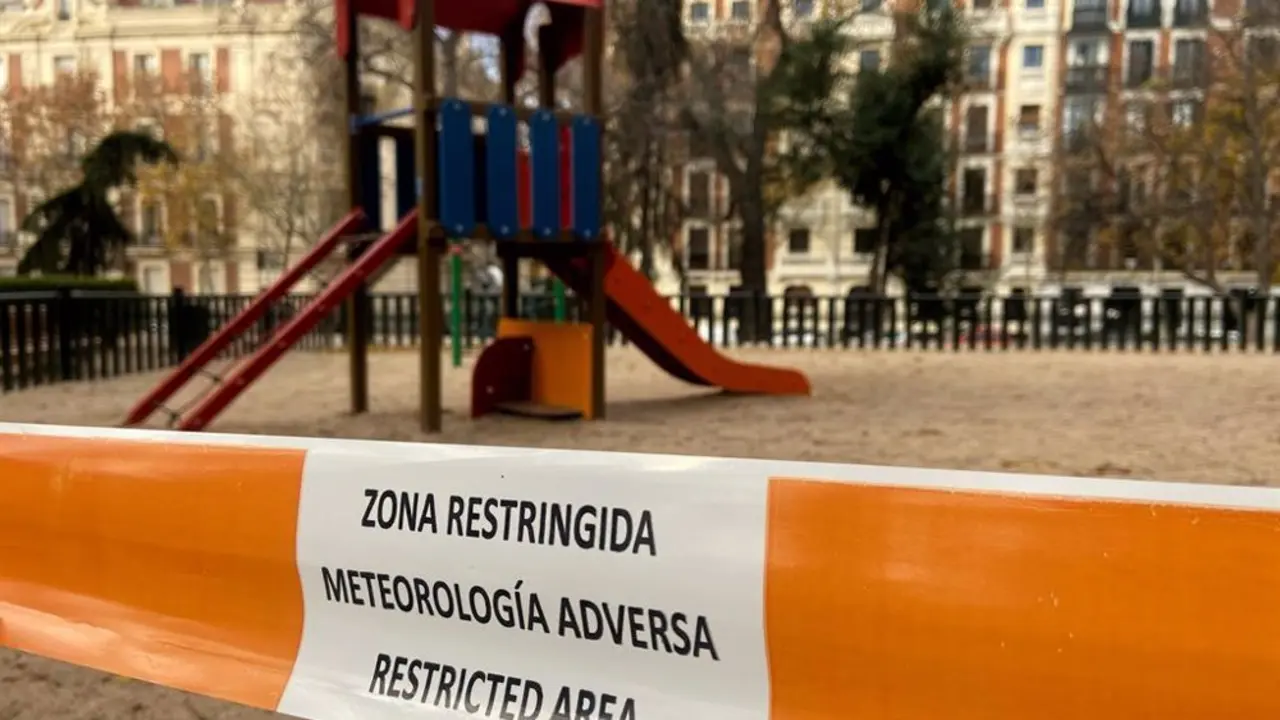 Parque con cartel de zona restringida
