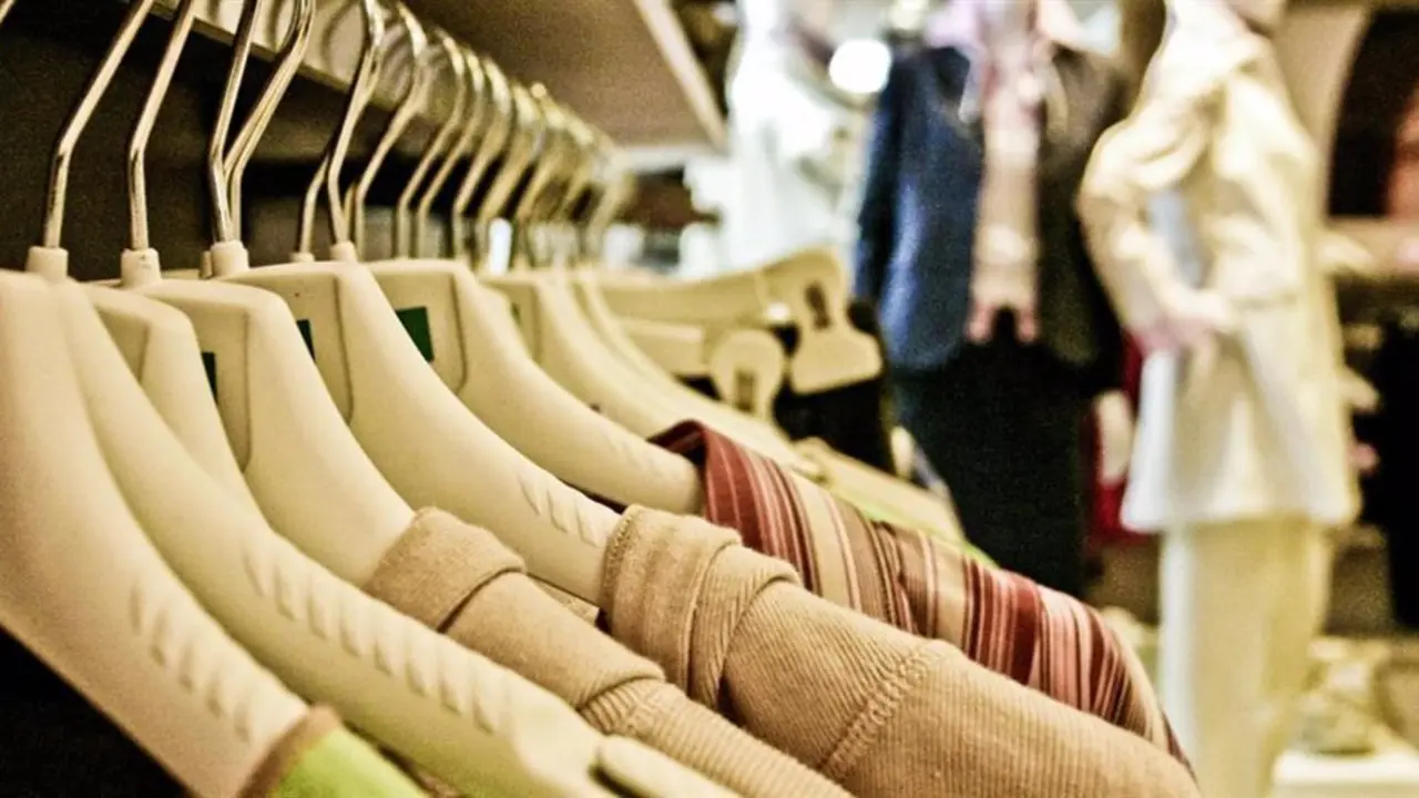 Perchero en una tienda de ropa