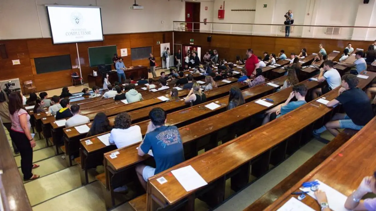 Personas examin&aacute;ndose en un aula