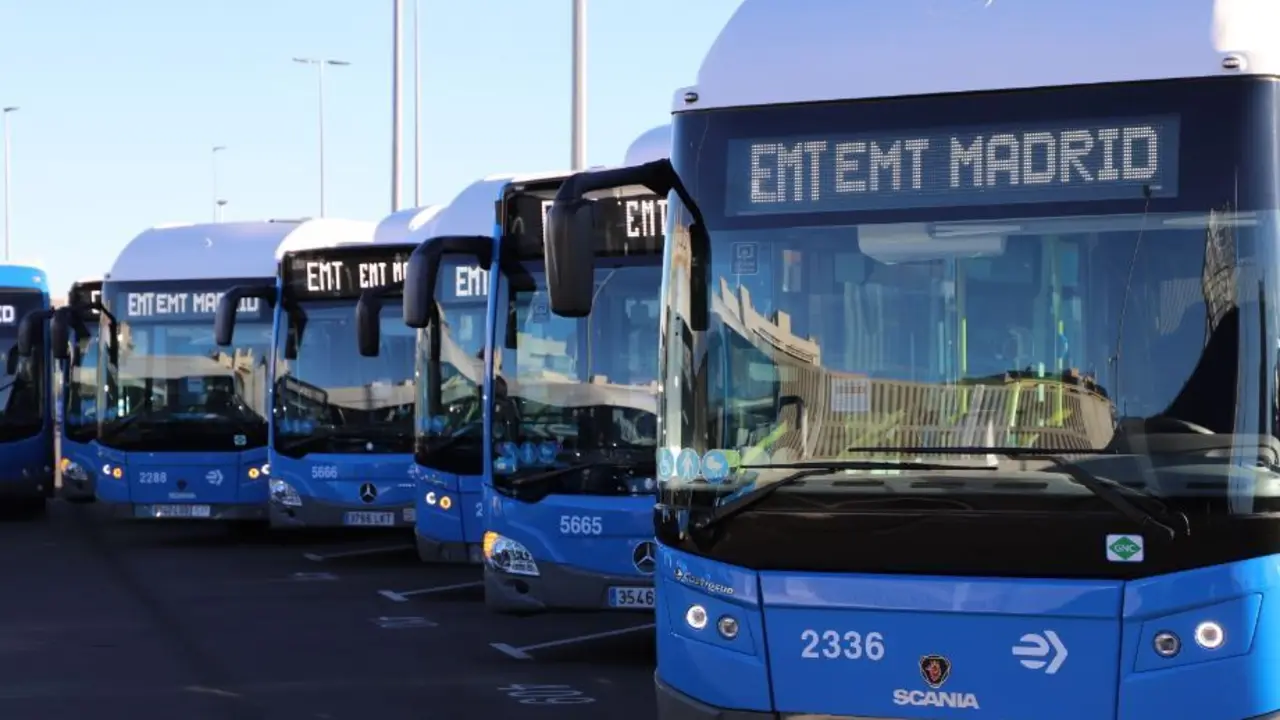 Autobuses azules de la EMT estacionados.
