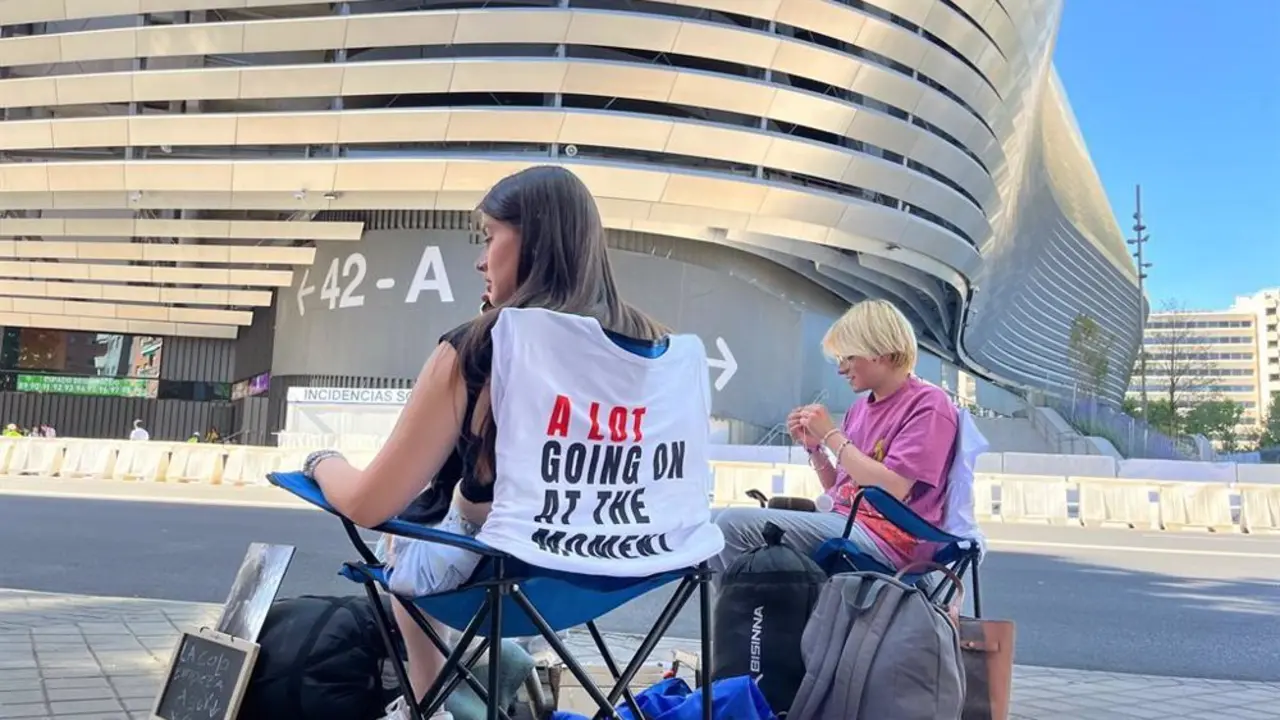 Estadio Santiago Bernab&eacute;u con fans en el exterior de Taylor Swift