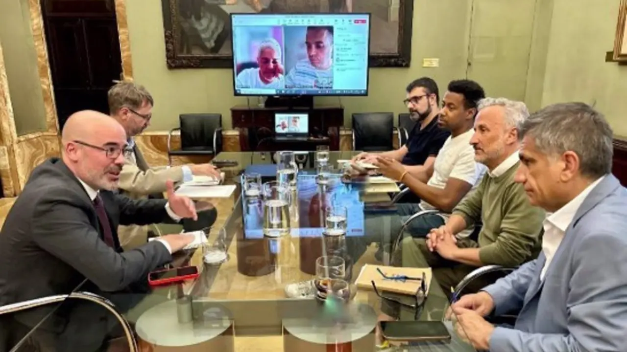 Reuni&oacute;n en persona y v&iacute;a videollamada