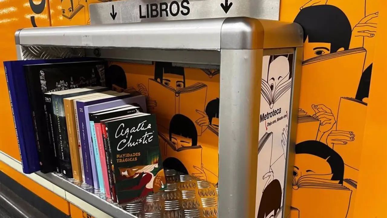 papelera en Metro de Madrid con forma de estanter&iacute;a