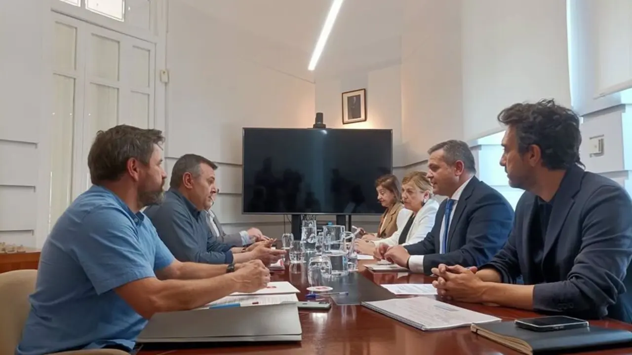 Personas reunidas en una sala