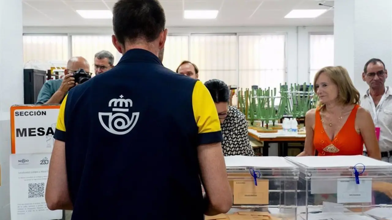 Se&ntilde;or de espaldas con el uniforme de Correos