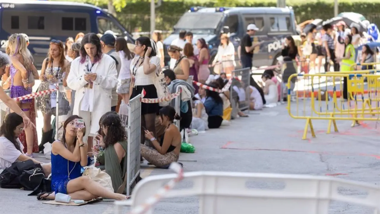 Fila de acceso al Bernab&eacute;u