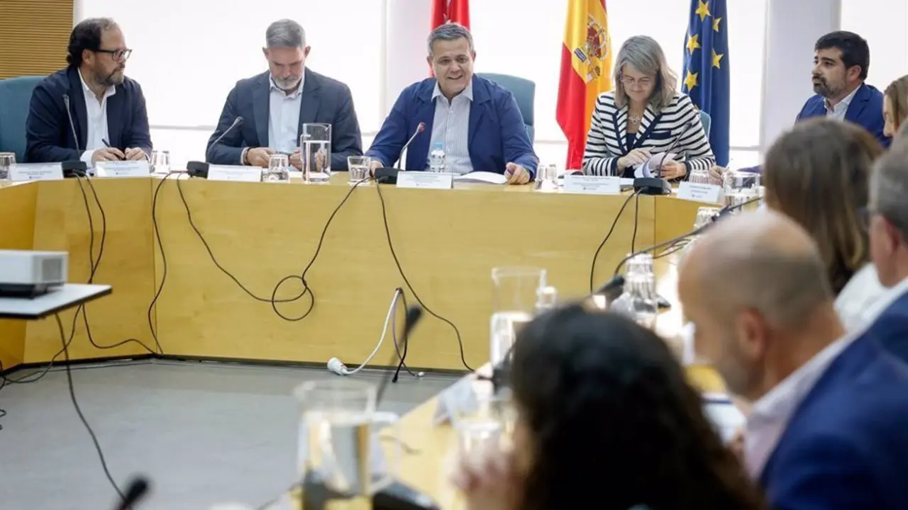 Personas reunidas alrededor de una mesa