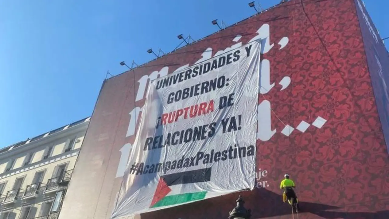 Cartel en la Puerta del Sol de la Acampada de Madrid por Palestina