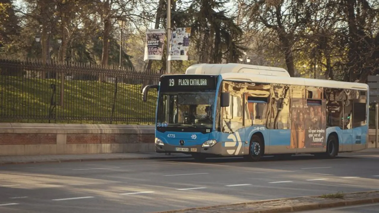 Autob&uacute;s de la EMT circulando pr&oacute;ximo a El Retiro en Madrid