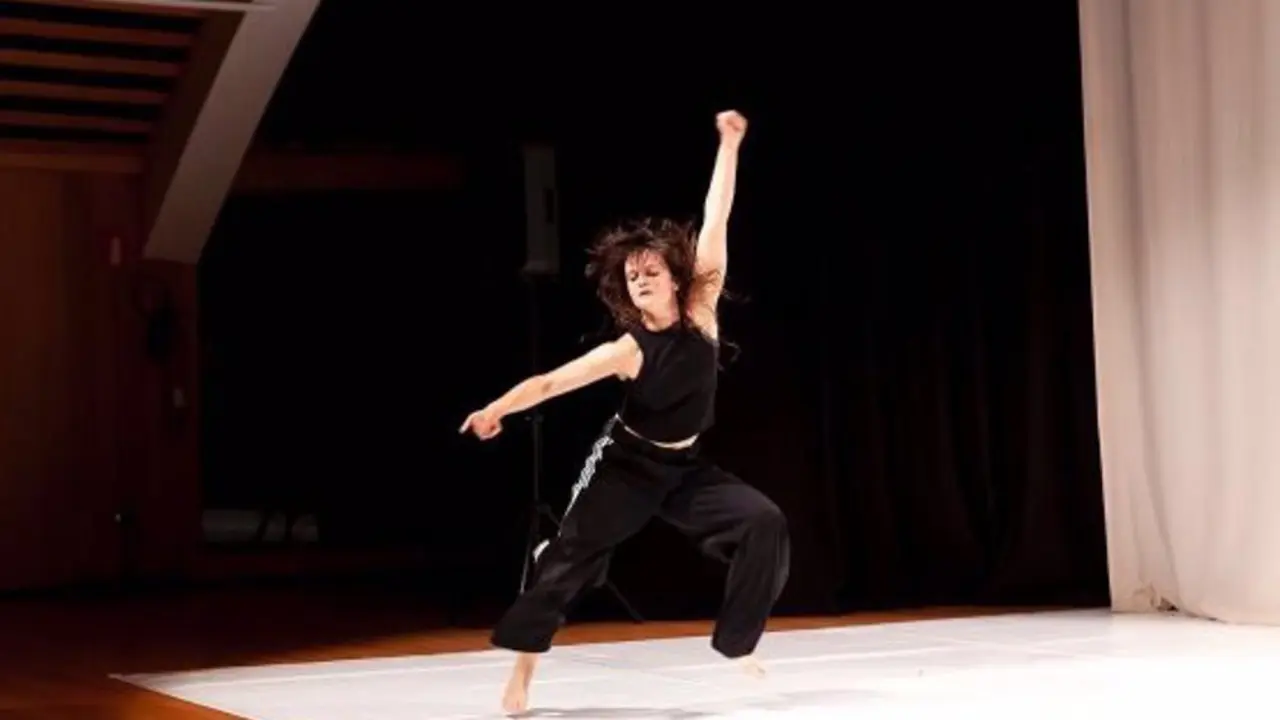 Mujer bailando sobre un escenario