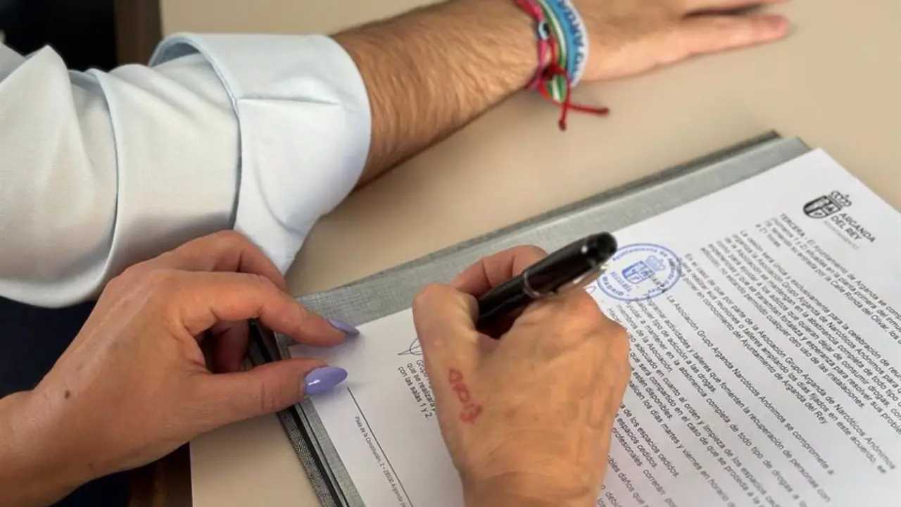 Persona firmando unos papeles