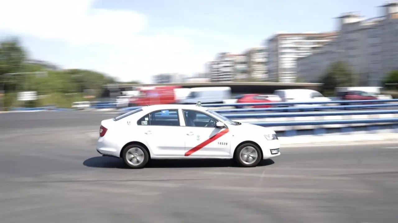 Taxi circulando por la carretera