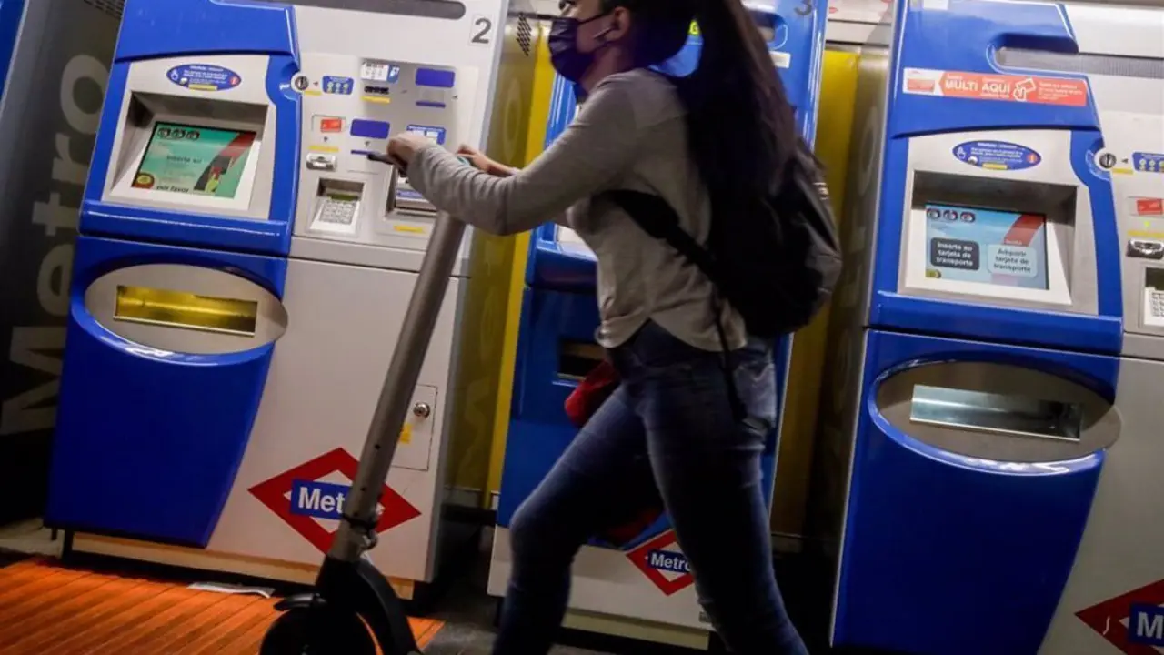 Mujer corriendo por una estaci&oacute;n de Metro de Madrid