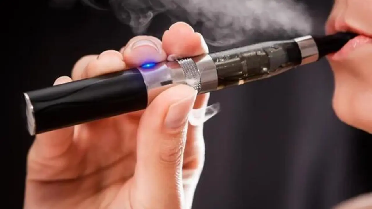 Mujer fumando un cigarrillo electr&oacute;nico