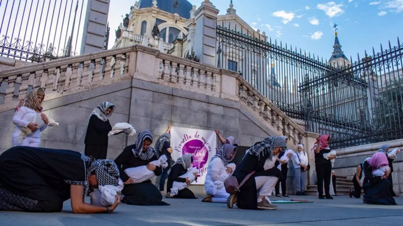 'Revuelta de Mujeres en la Iglesia' denuncia la violencia en Gaza con un acto simb&oacute;lico en la Almudena