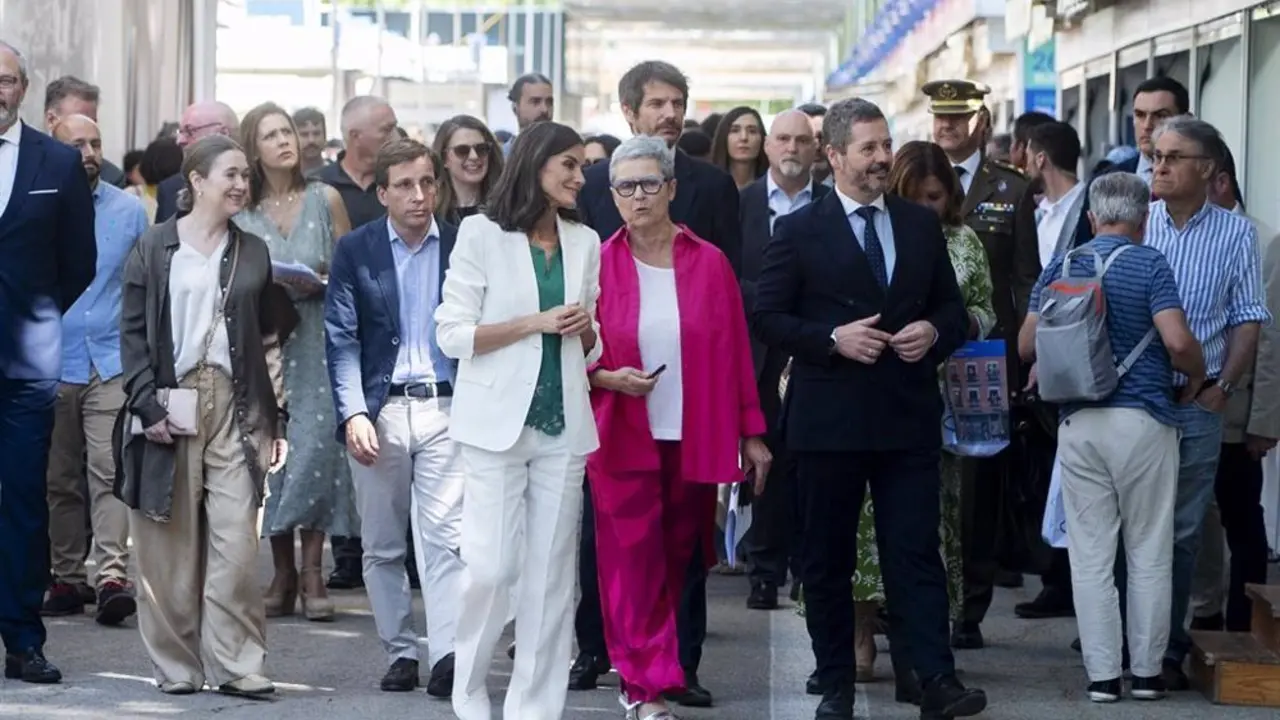 La Reina inaugura la Feria del Libro de Madrid entre selfies, aut&oacute;grafos y fotograf&iacute;as de Felipe VI