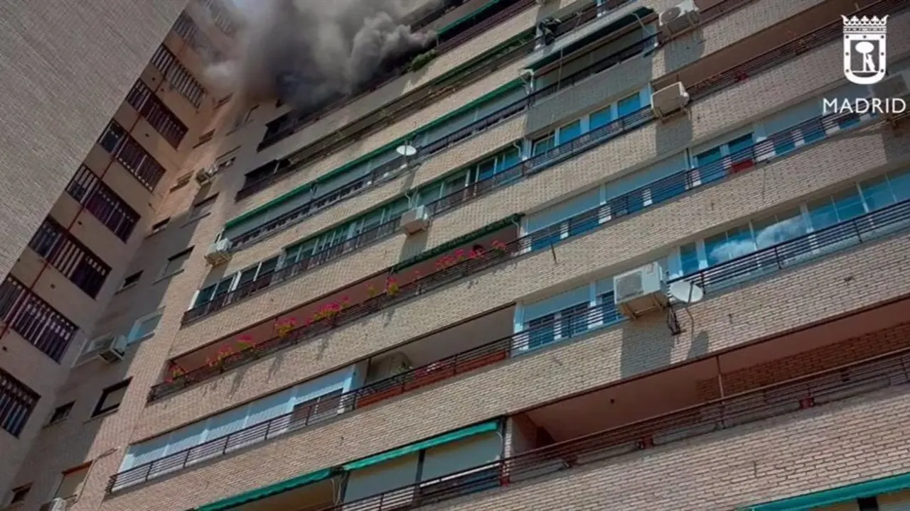 Once rescatados en el incendio producido en La Latina sofocado por 21 dotaciones de bomberos