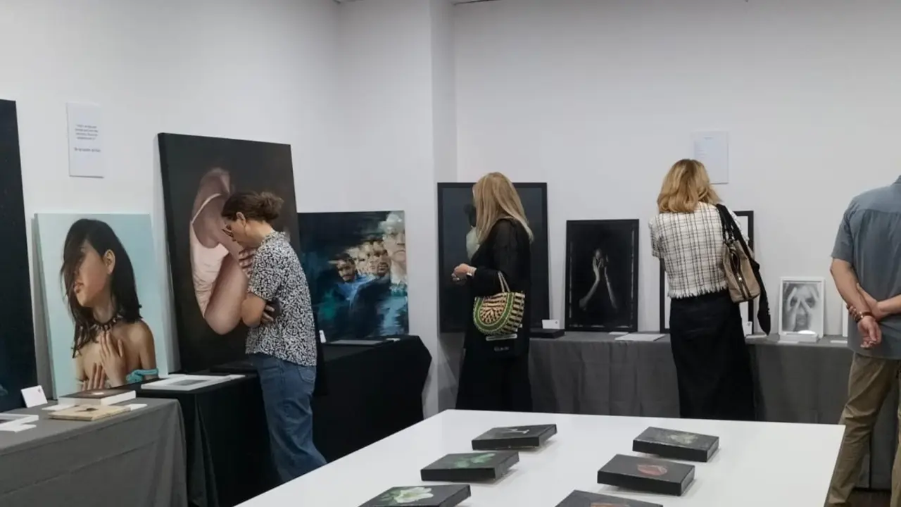 ImAGEND E LAS PERSOASN VIENDO LA EXPOSICI&Oacute;N DE LAS CHICAS DE LAS FRESAS.