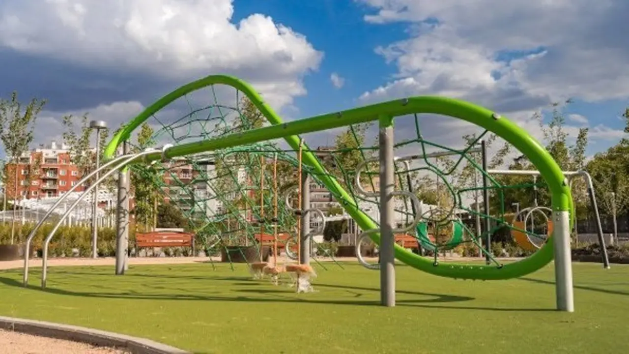Un tubo verde en un parque