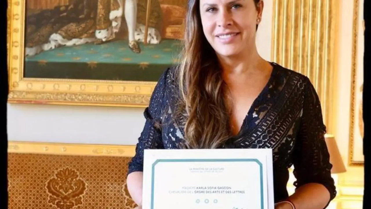 Karla Sof&iacute;a Gasc&oacute;n es condecorada con la Orden de las Artes y las Letras en Francia
