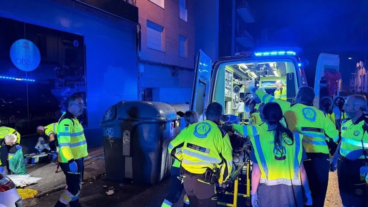 Ambulancia y personal sanitario.