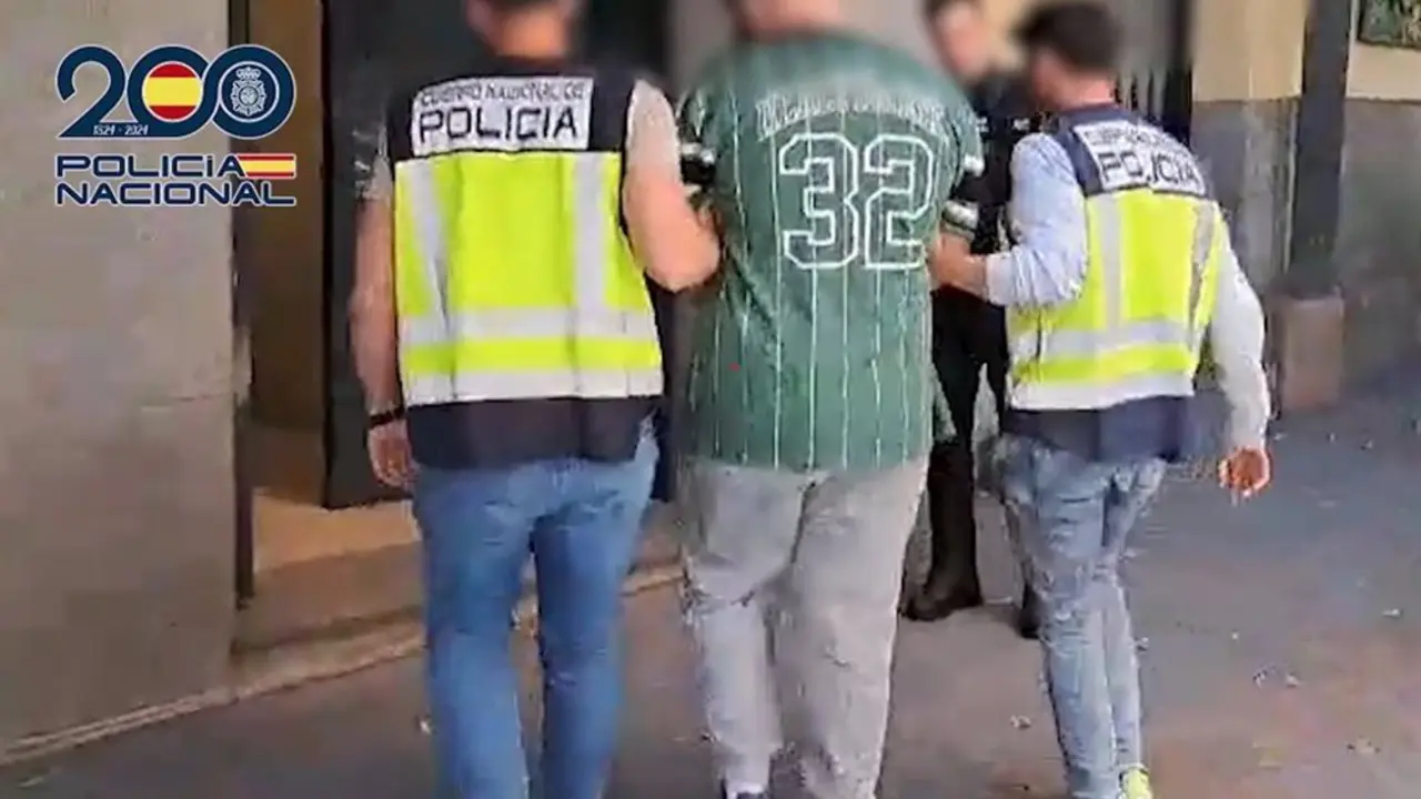 Hombre siendo detenido.