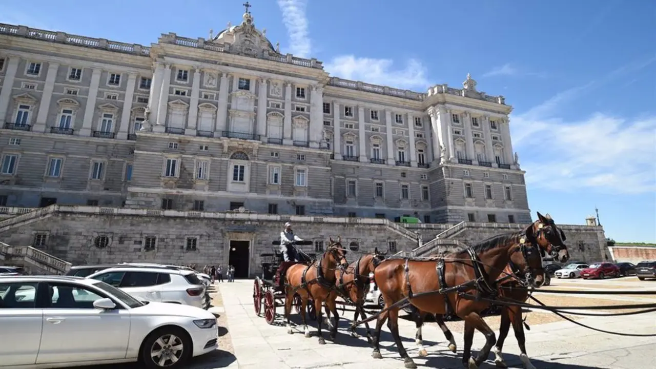 El Palacio Real de d&iacute;a con unos caballos en en primer plano