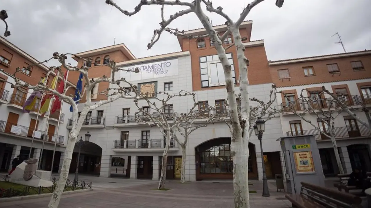 Plaza de Torrej&oacute;n de Ardoz junto a edificio.