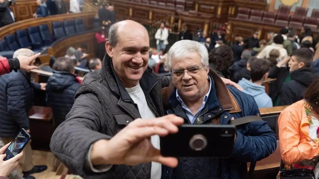 M&aacute;s de 3.000 personas visitan el Congreso en el primer d&iacute;a de puertas abiertas por las primeras elecciones democr&aacute;ticas