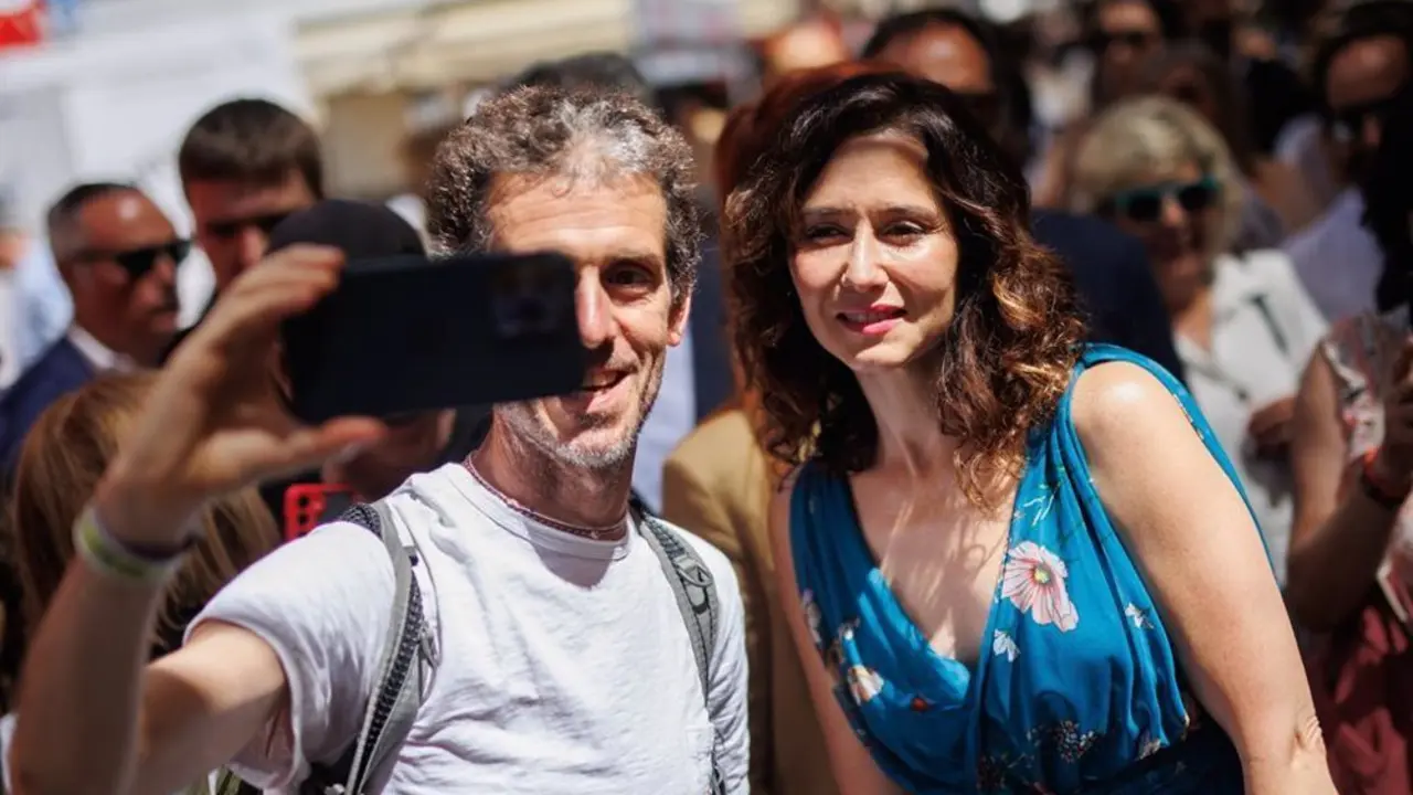 Ayuso, In&eacute;s Sastre, Rozal&eacute;n, Marta Robles o Gloria Lomana en la treintena de voces de mujer recogidas en un audiolibro