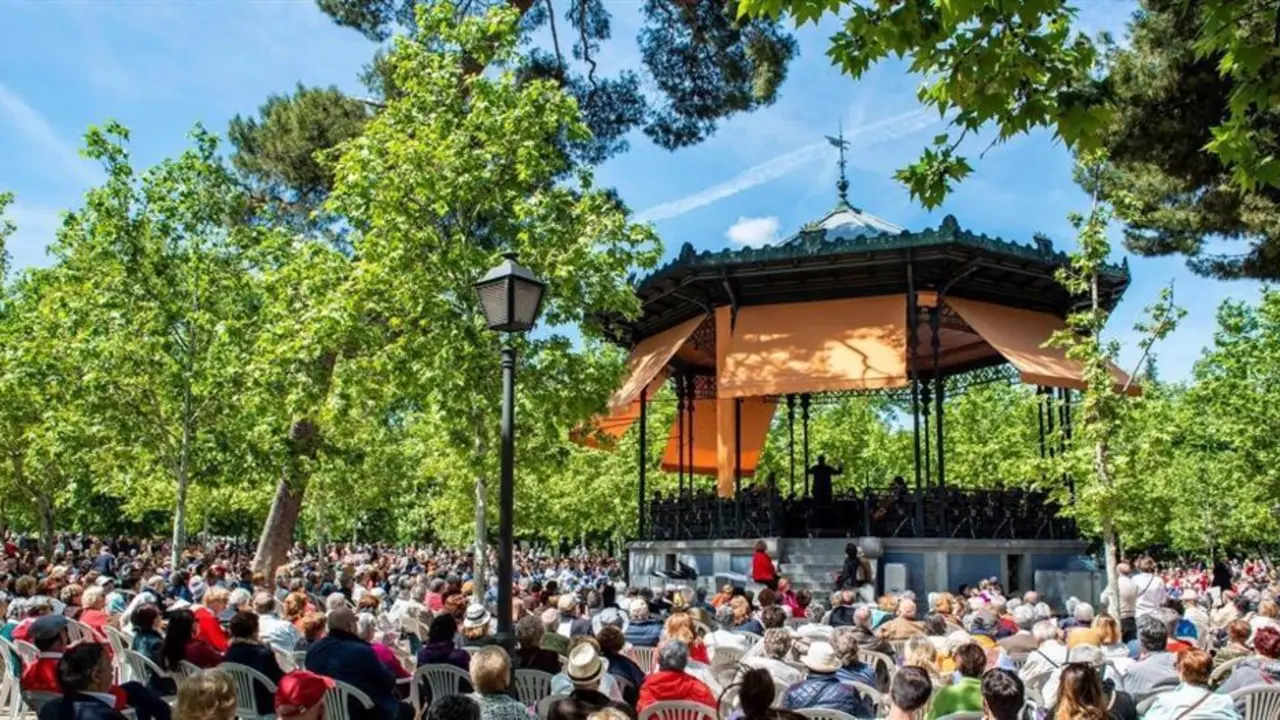 Tremplete del retiro lleno  de gente