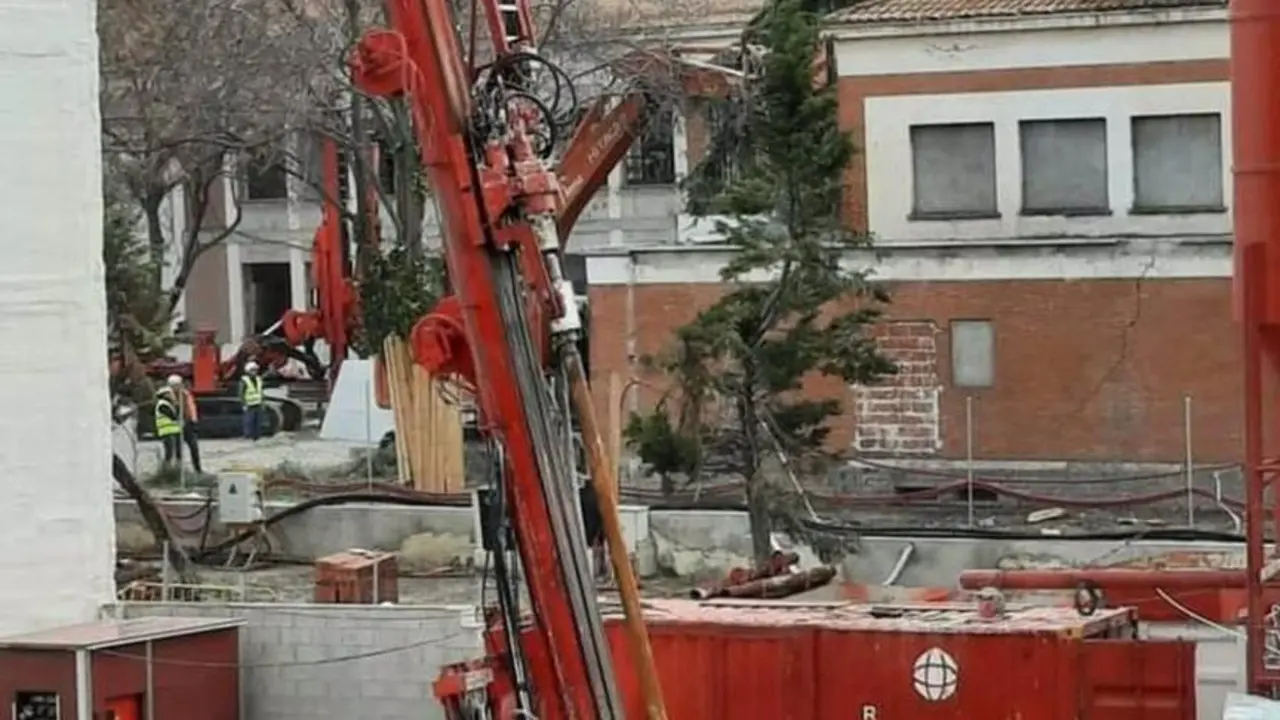 Obras y maquina excavadora roja
