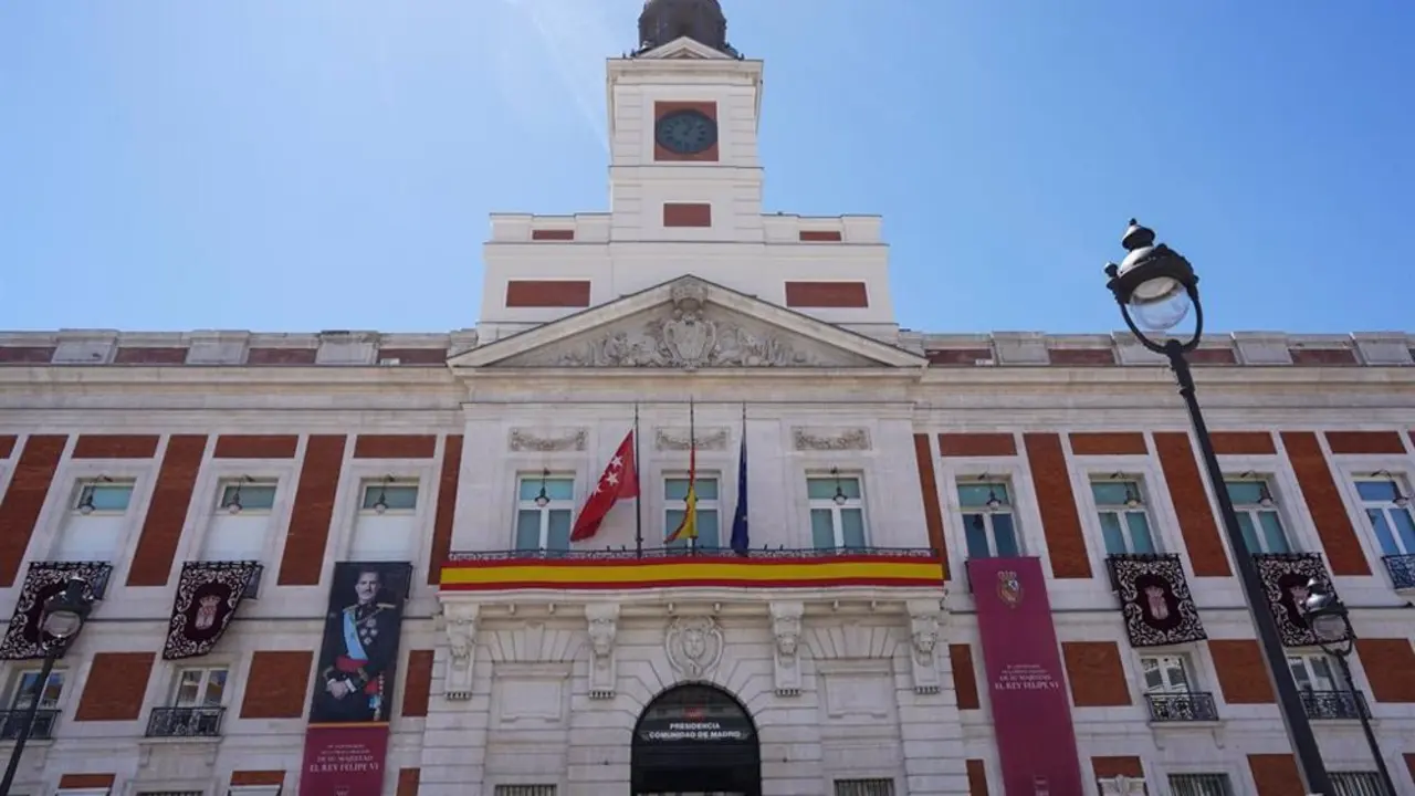 La Comunidad engalana la fachada de la Real Casa de Correos en el X aniversario de la proclamaci&oacute;n del Rey Felipe VI