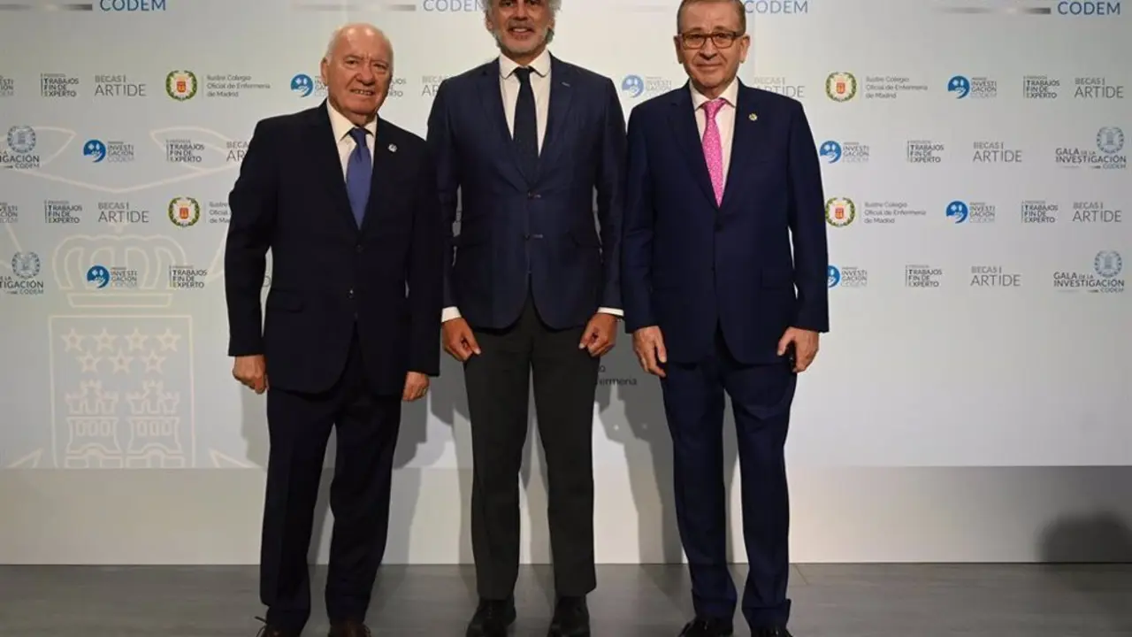 Tres hombres en la Gala de premios del CODEM
