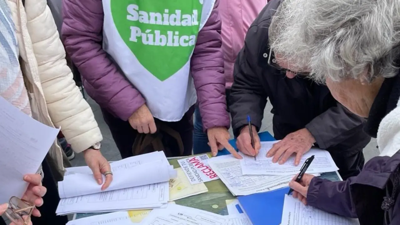 Vecinos entregan otra tanda de reclamaciones para exigir una atenci&oacute;n sanitaria de calidad