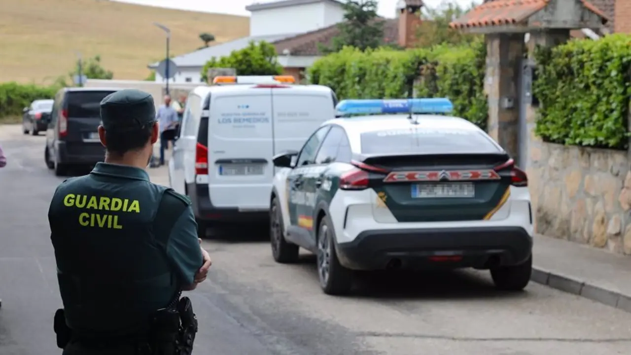 Polic&iacute;a de espaldas.