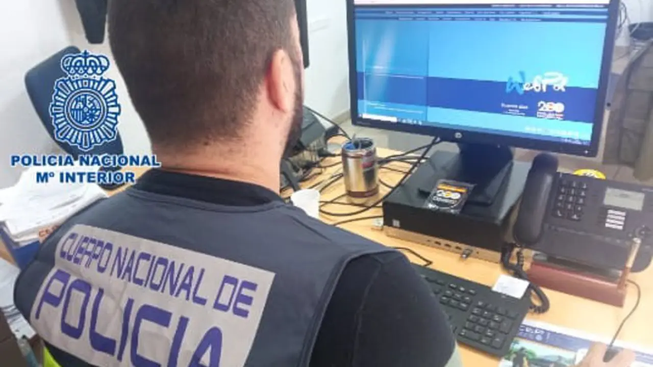 Polic&iacute;a de espaldas.